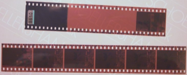 Část vyvolaného negativního filmu, na horním pásu je viditelná barevná maska na neexponovaném políčku